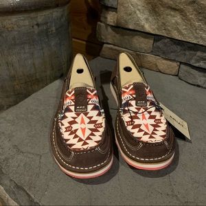 Womens Ariat cruisers